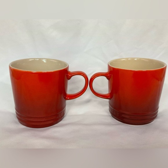 NEW LE CREUSET CERISE RED STONEWARE COFFEE TEA MUGS CUPS 12 OZ OMBRE FADE SET/2 - Picture 1 of 16